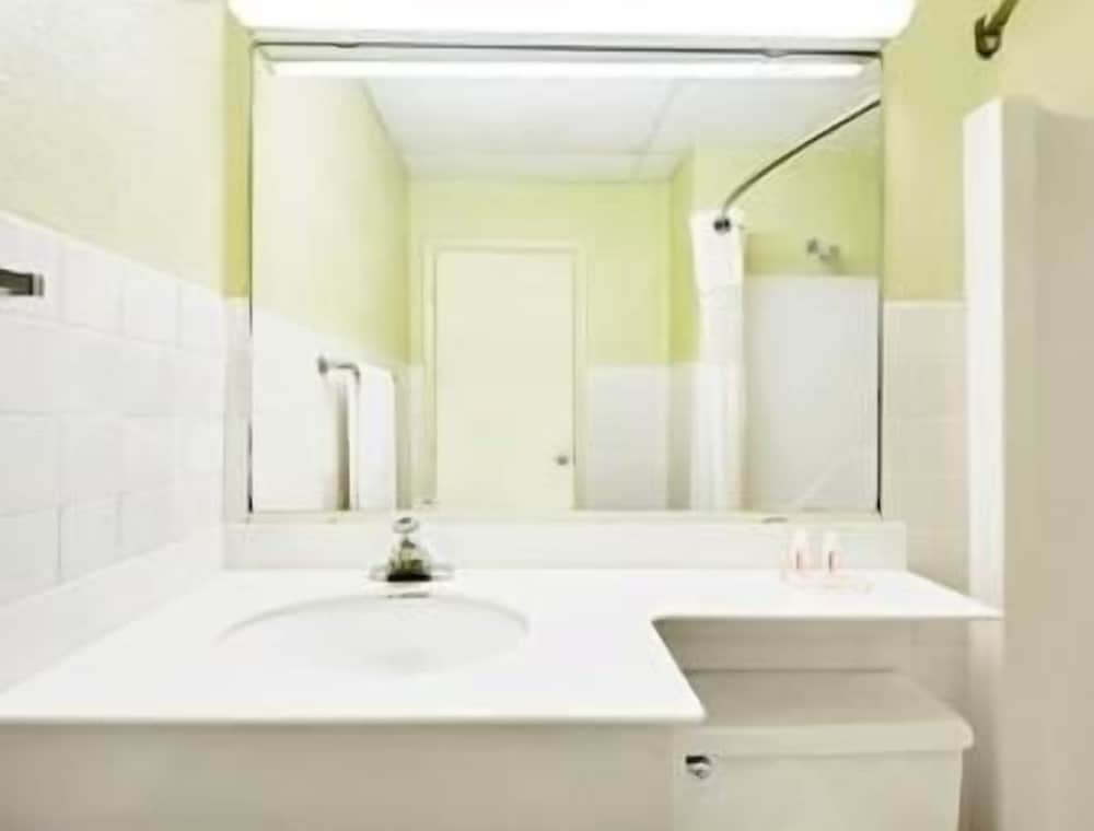Standard Room, 2 Queen Beds - Photo 5