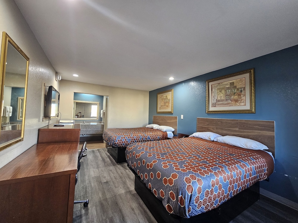 Basic Room, 2 Queen Beds photo 1