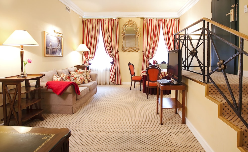 Suite, 1 King Bed with SPA access photo 3