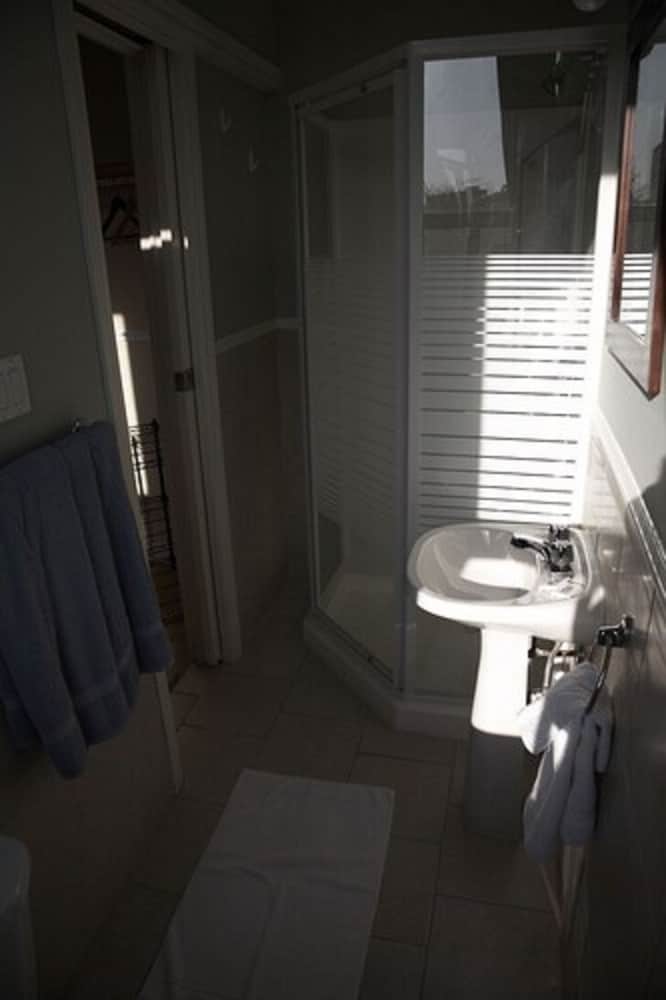 Basic Room, 1 Double Bed, Private Bathroom - Photo 3
