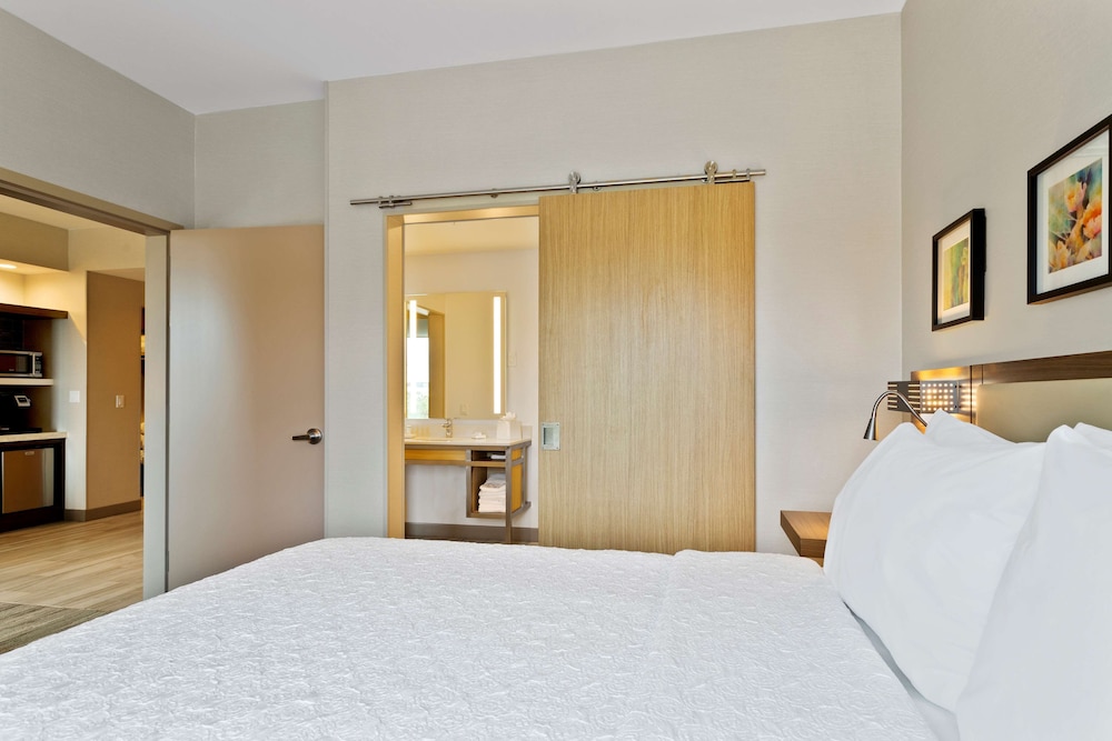 Suite, 1 King Bed, Corner - Photo 1