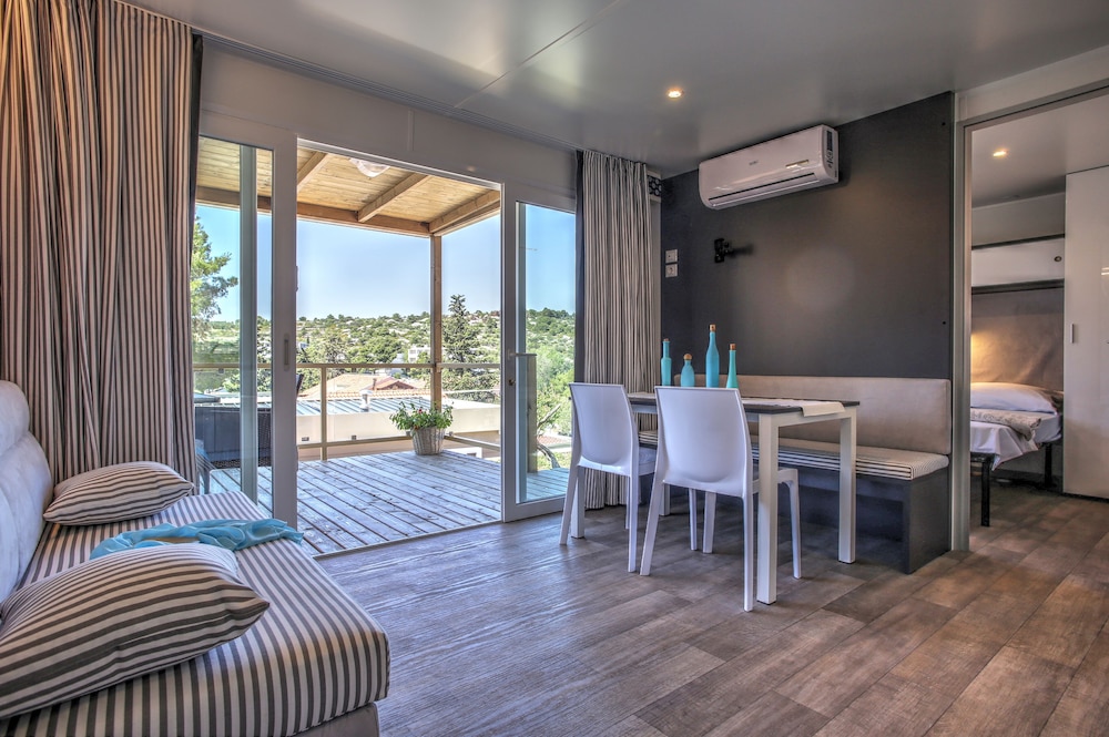 Deluxe Mobile Home, 2 Bedrooms, Terrace, Garden View photo 1