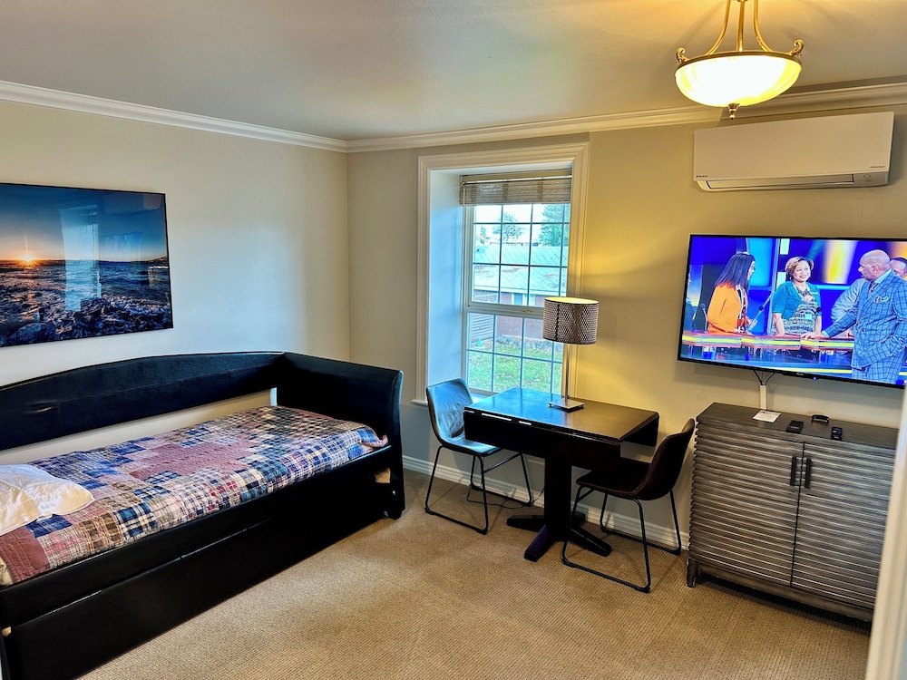 Family Room, Multiple Beds photo 2