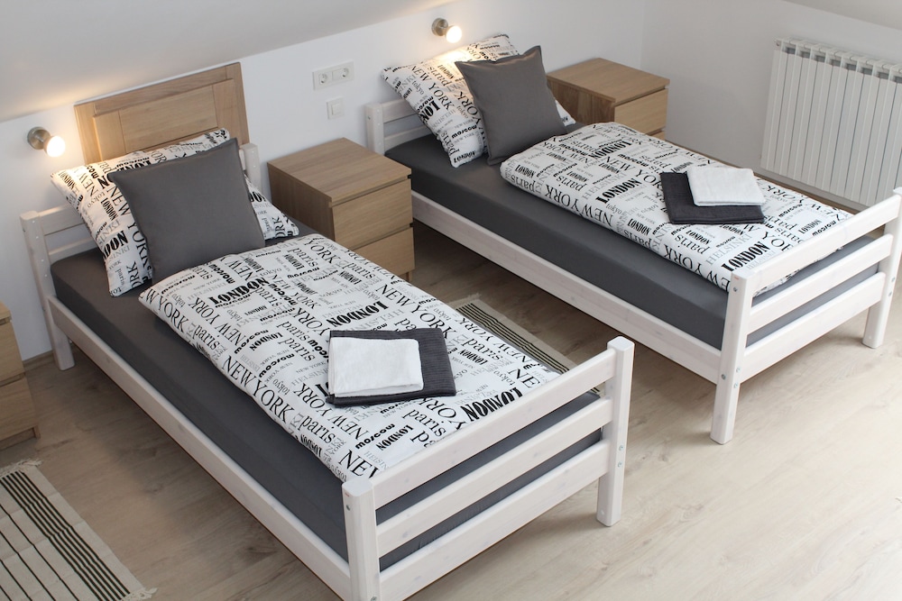 Room (3)