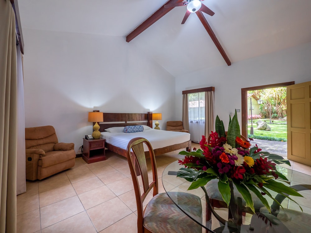 Deluxe Suite, 1 King Bed, Bathtub, Garden View photo 3