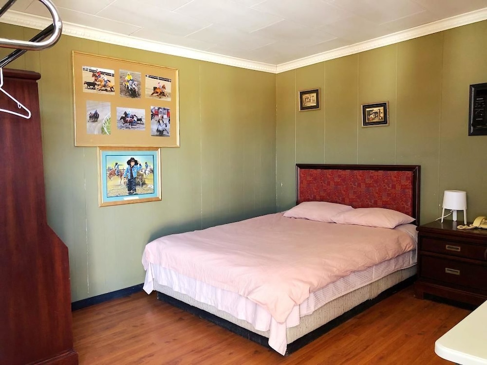 Basic Room, 1 Queen Bed photo 1