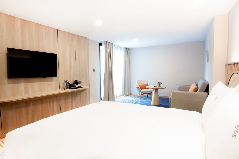 Suite, 1 Queen Bed, Balcony (Kitchenette, Free Breakfast) photo 2