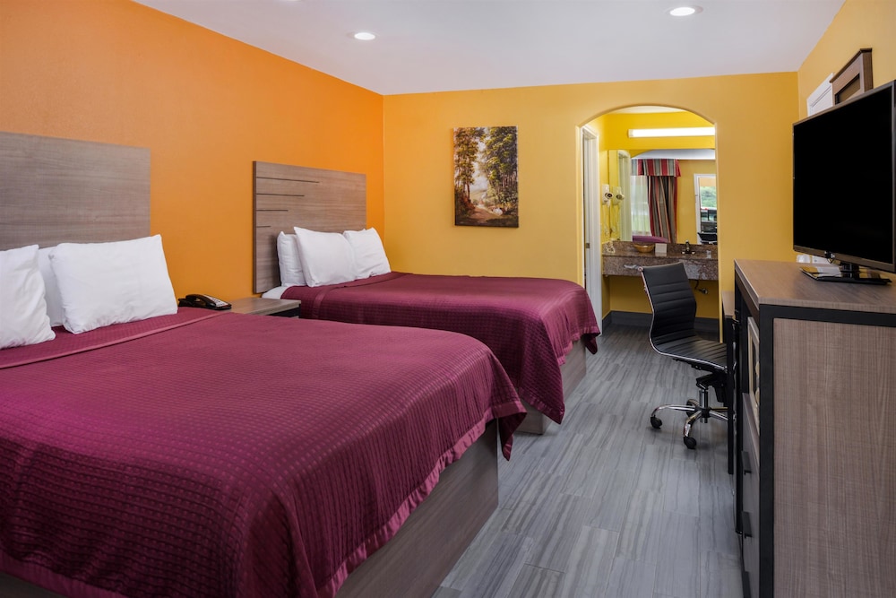 Room, 2 Queen Beds, Smoking - Photo 1