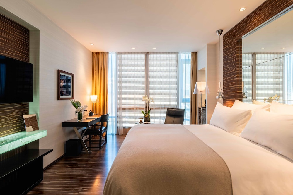 Deluxe Room (Front)