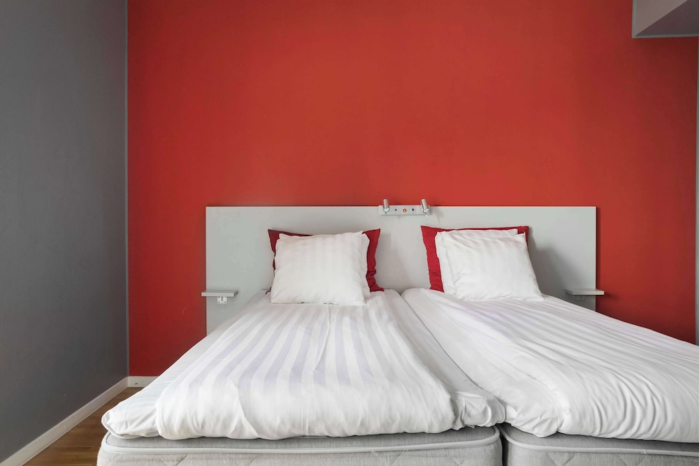 Standard Room, 1 Double Bed, Non Smoking (with Sofabed) - Photo 2