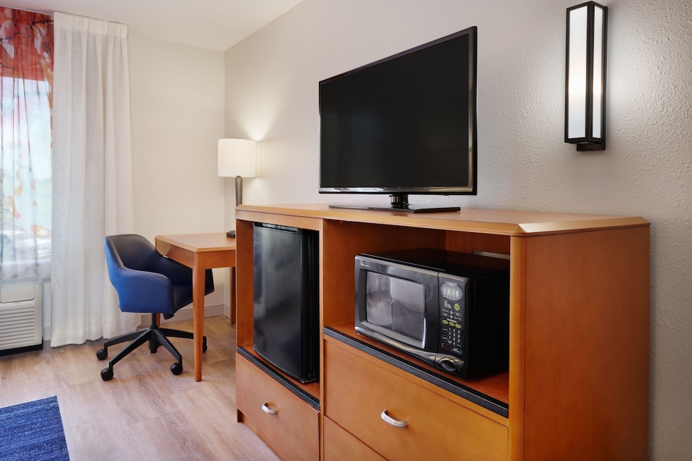 Deluxe Room, 1 King Bed with Sofa bed (Mobility Accessible, Roll-In Shower) photo 3