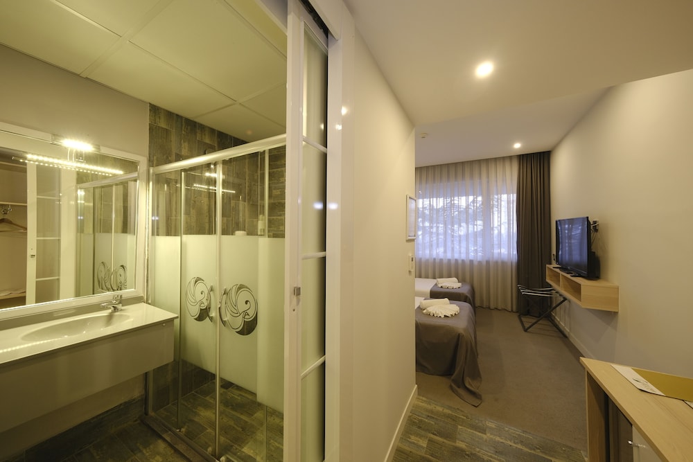 Basic Single Room, City View photo 3