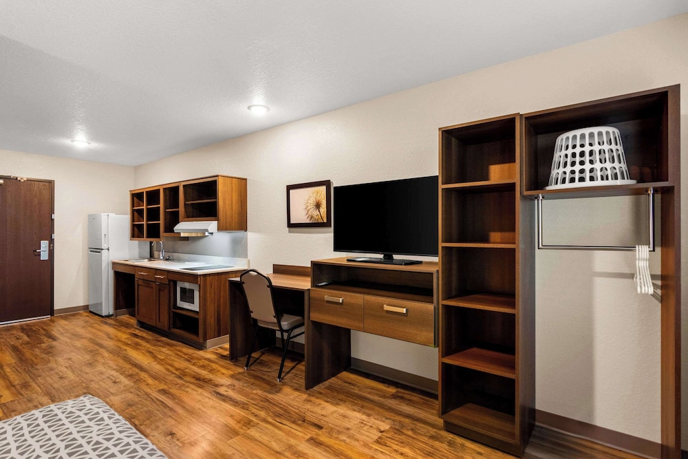 Suite, 1 Queen Bed, Accessible, Non Smoking photo 2