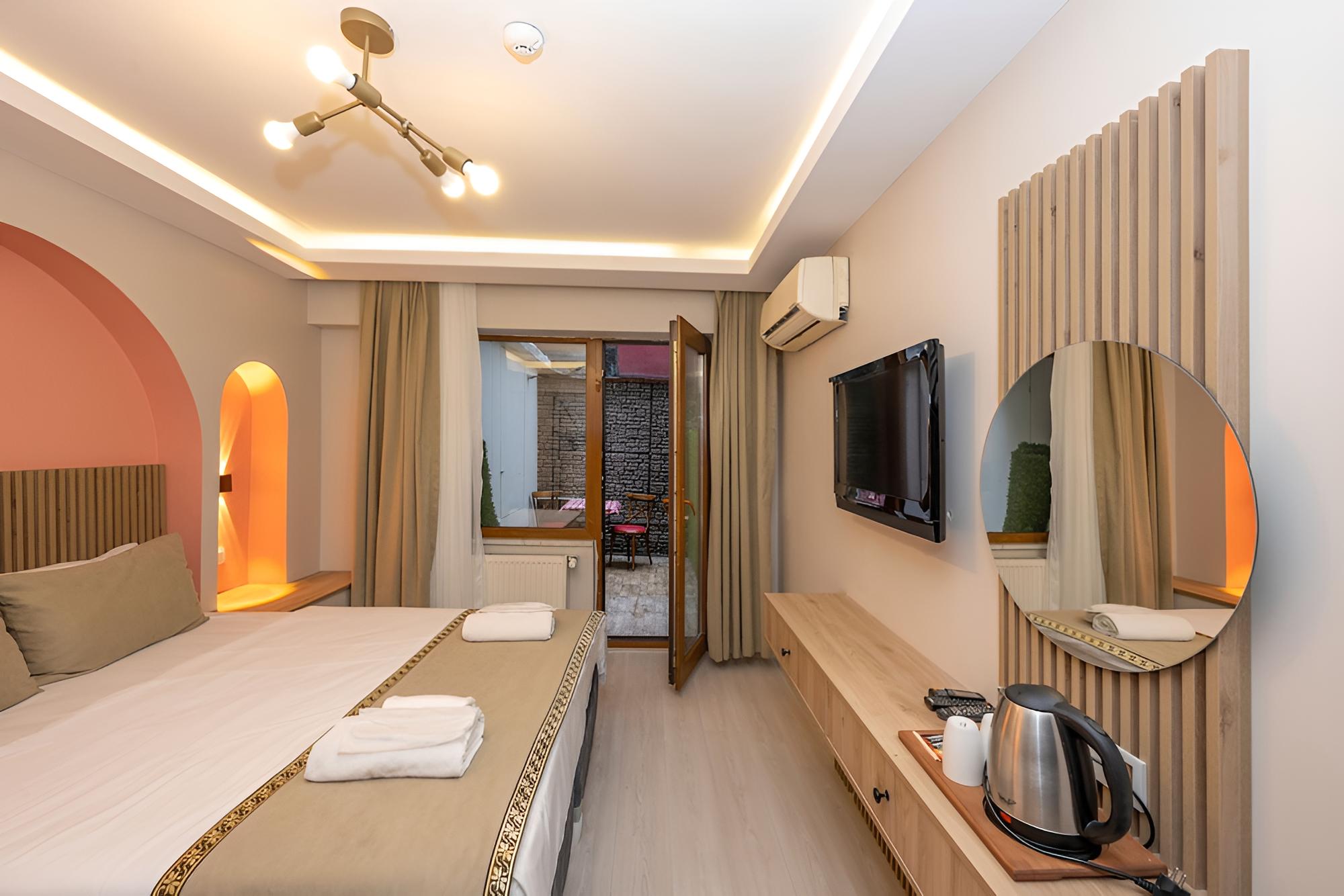 Deluxe Double Room, Smoking photo 3