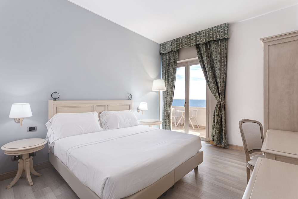 Standard Double Room Single Use, Partial Sea View photo 3