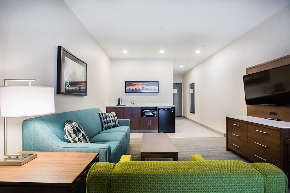 Suite, 1 King Bed (Walk-In Shower) thumbnail 5