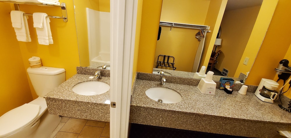 Two Double Executive Beds (No Pets) photo 3