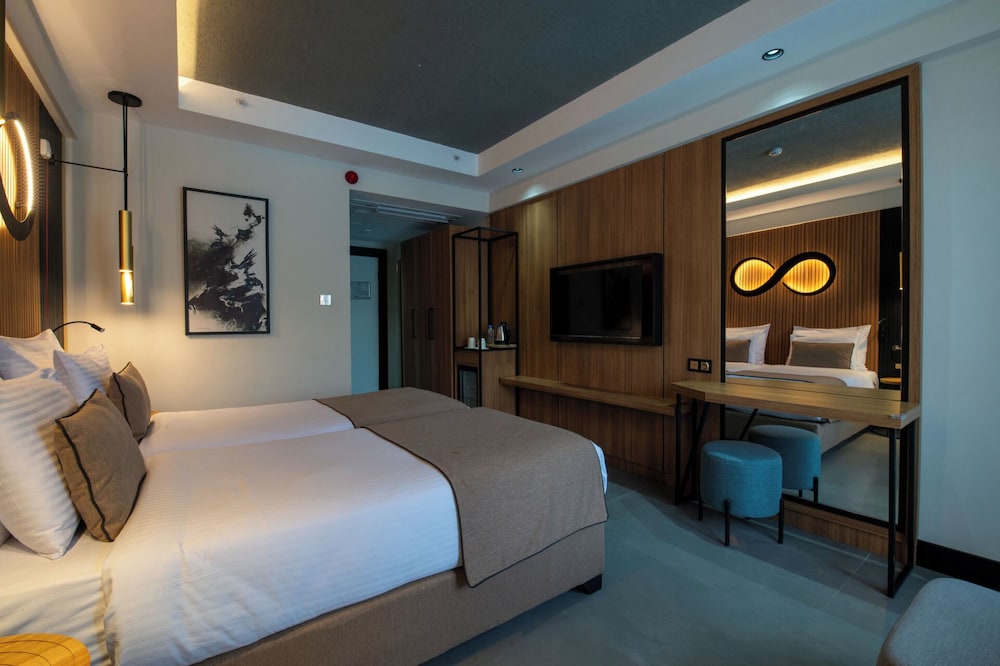 Standard Room, 1 King Bed - Photo 3