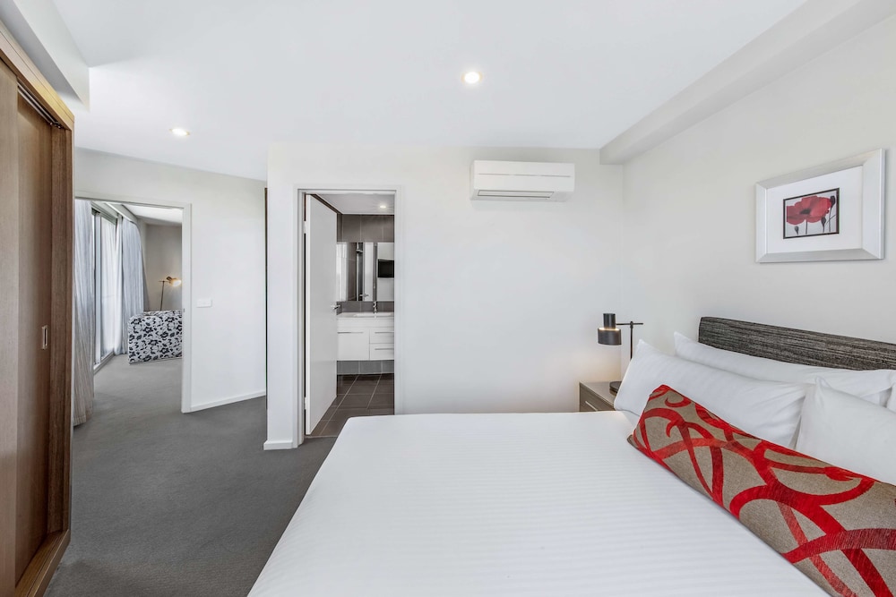 Premier One Bedroom Queen - Complimentary Parking photo 3