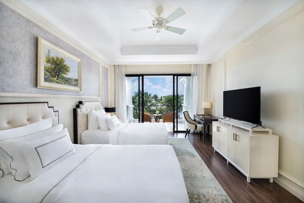4-Bedroom Villa Lake View with Private Pool