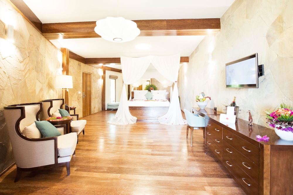 Deluxe Garden Bungalow with Partial Sea View