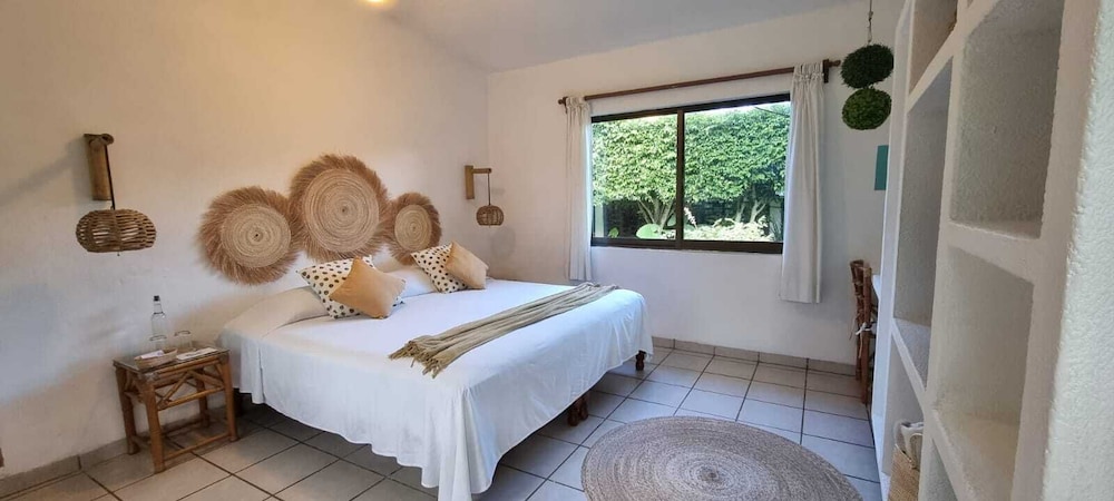 Standard Room, 1 King Bed, Garden View photo 1