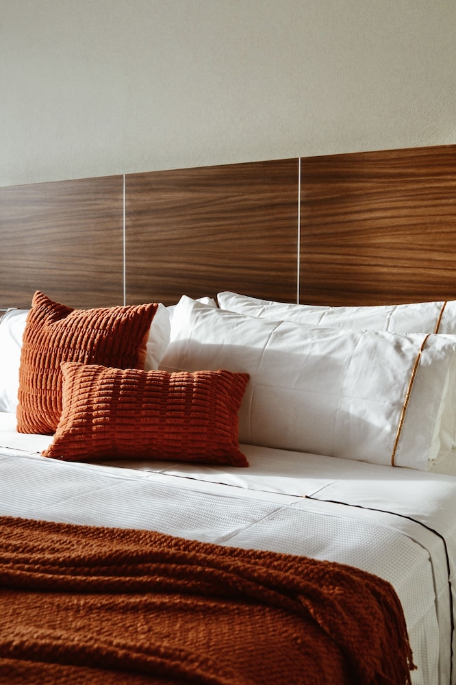 Standard Room, 1 King Bed, Non Smoking photo 3