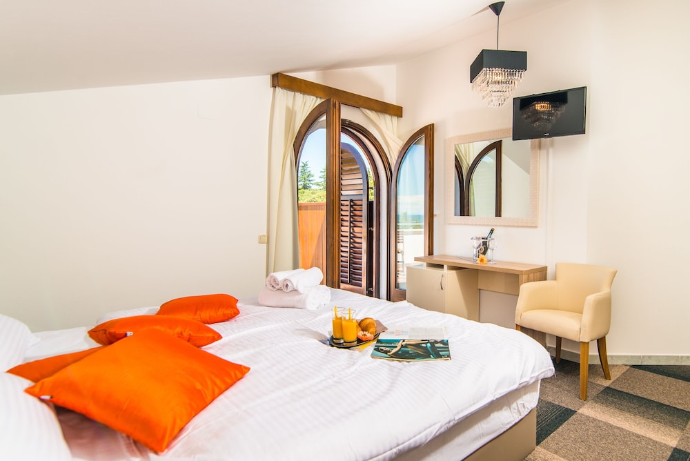 Triple Room, 2 Bedrooms, Balcony, Sea View photo 2