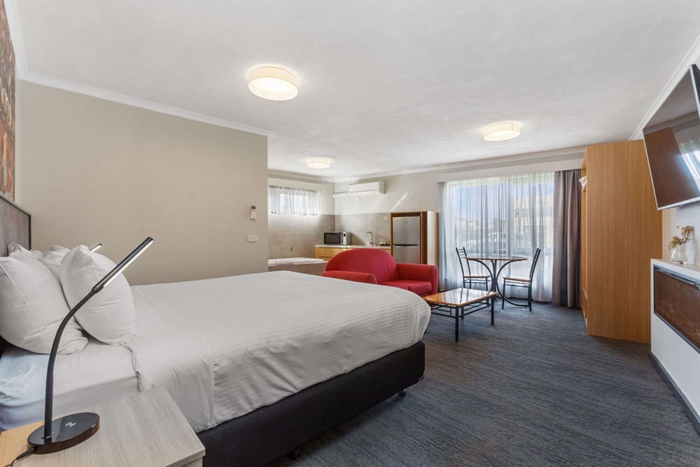 Suite, 1 King Bed, Non Smoking, Kitchenette photo 2