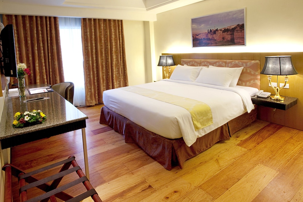 Executive Suite - Photo 4