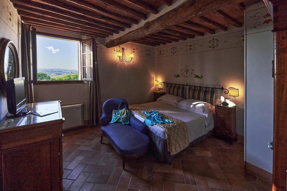 Suite - Photo 1