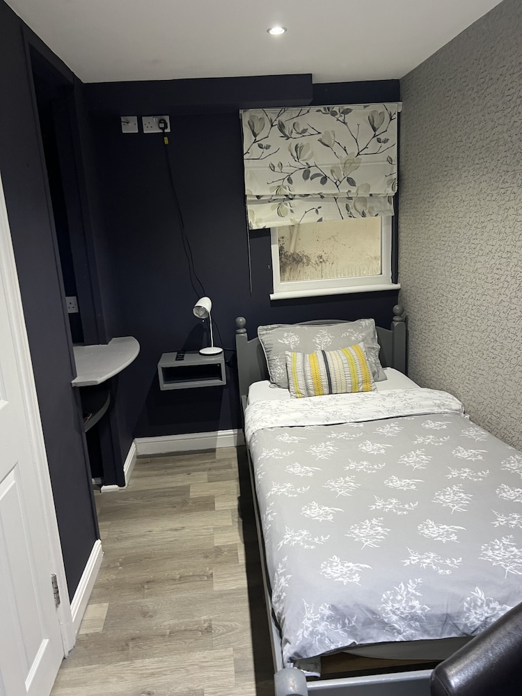 Basic Single Room, Ensuite, Courtyard View (Lower Floor) photo 1