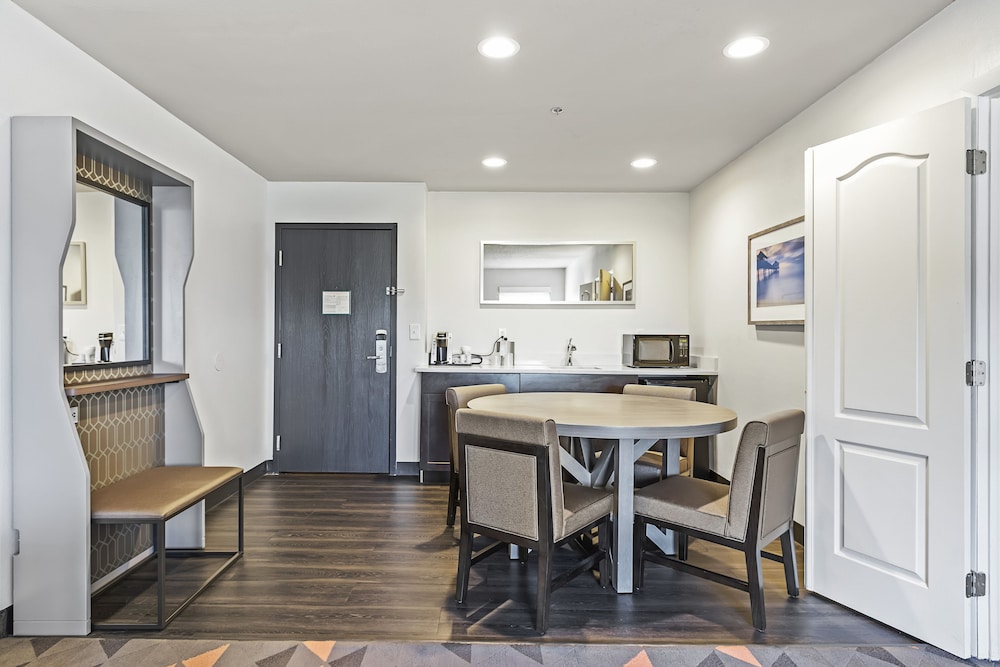 Suite, 1 King Bed (Additional Living Area) - Photo 4