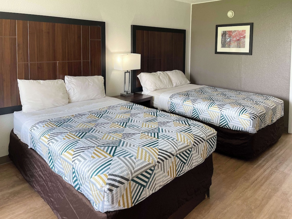 Standard Room, 2 Double Beds, Smoking - Photo 1