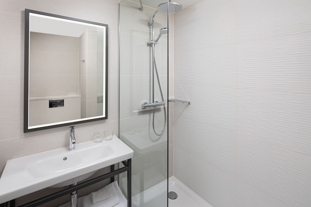 Superior Room, 1 King Bed, City View (Corner) - Photo 8