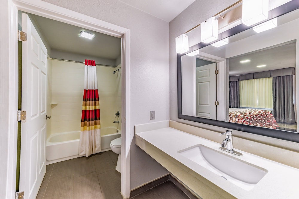 Deluxe Room, 1 King Bed (Smoke Free) - Photo 2