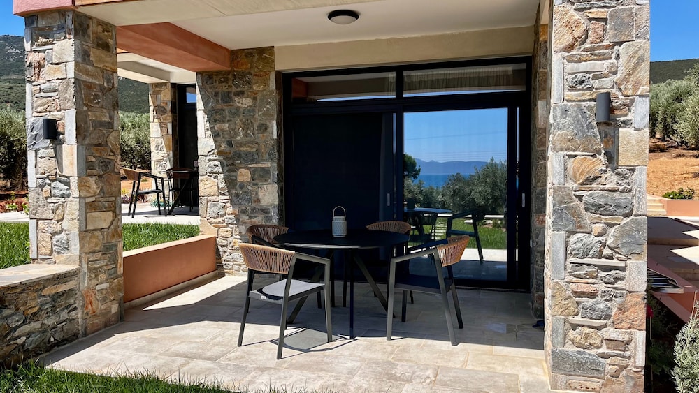 Villa, Smoking photo 3