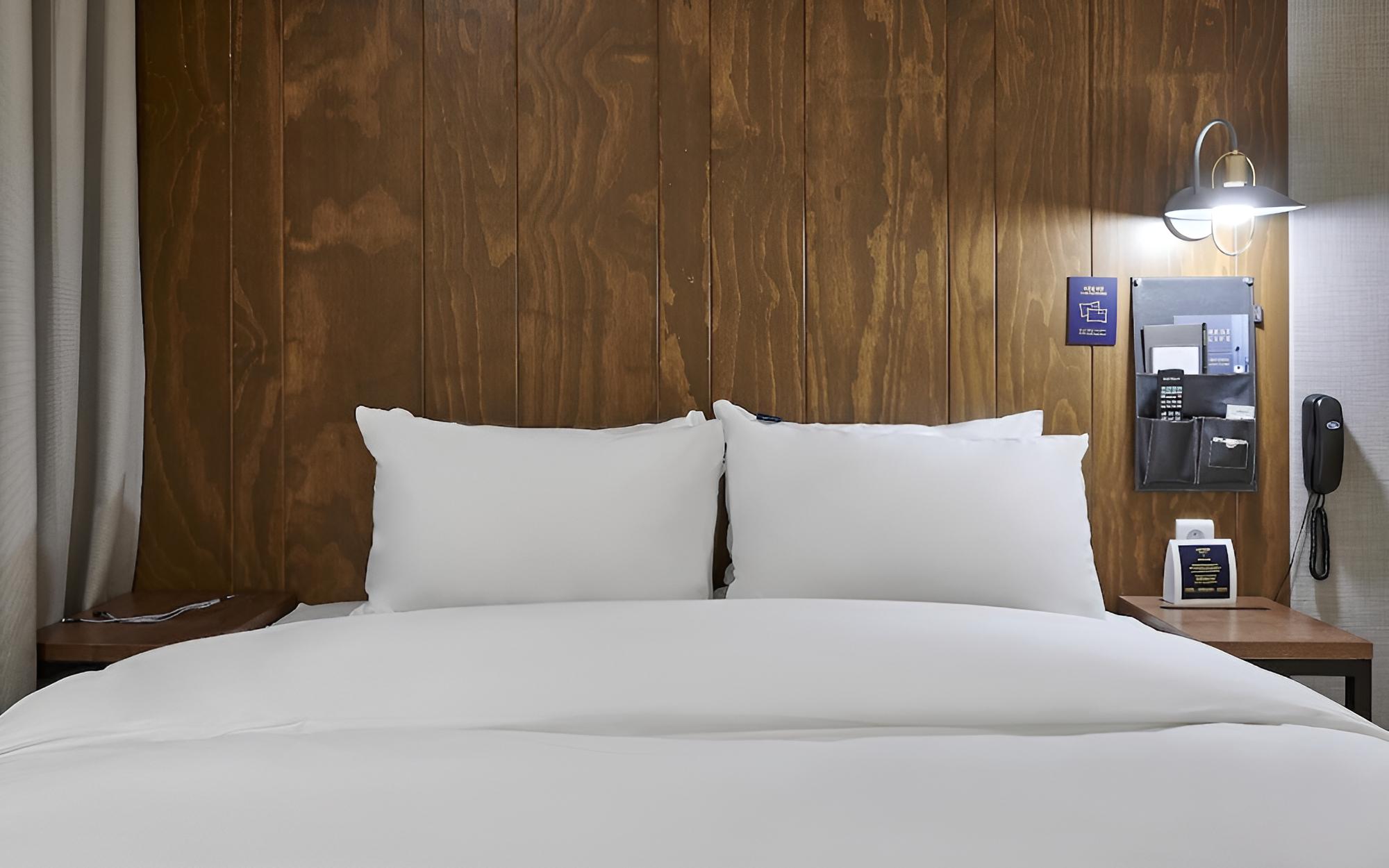 Room (PREMIUM MOVIE (King bed/65" TV/Air pu) - Photo 1