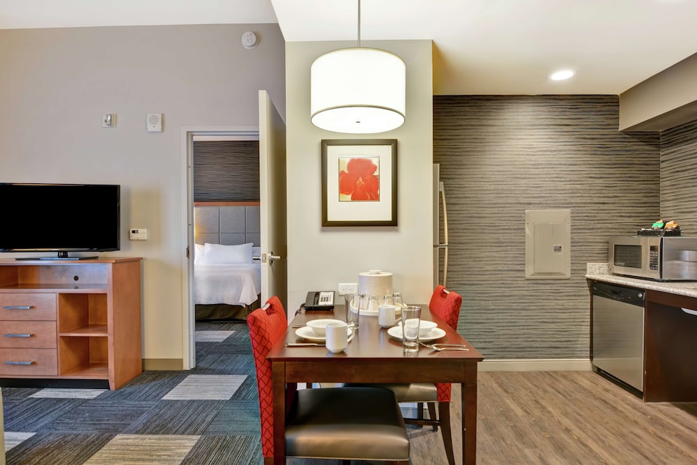 Suite, 1 King Bed, Accessible, Bathtub