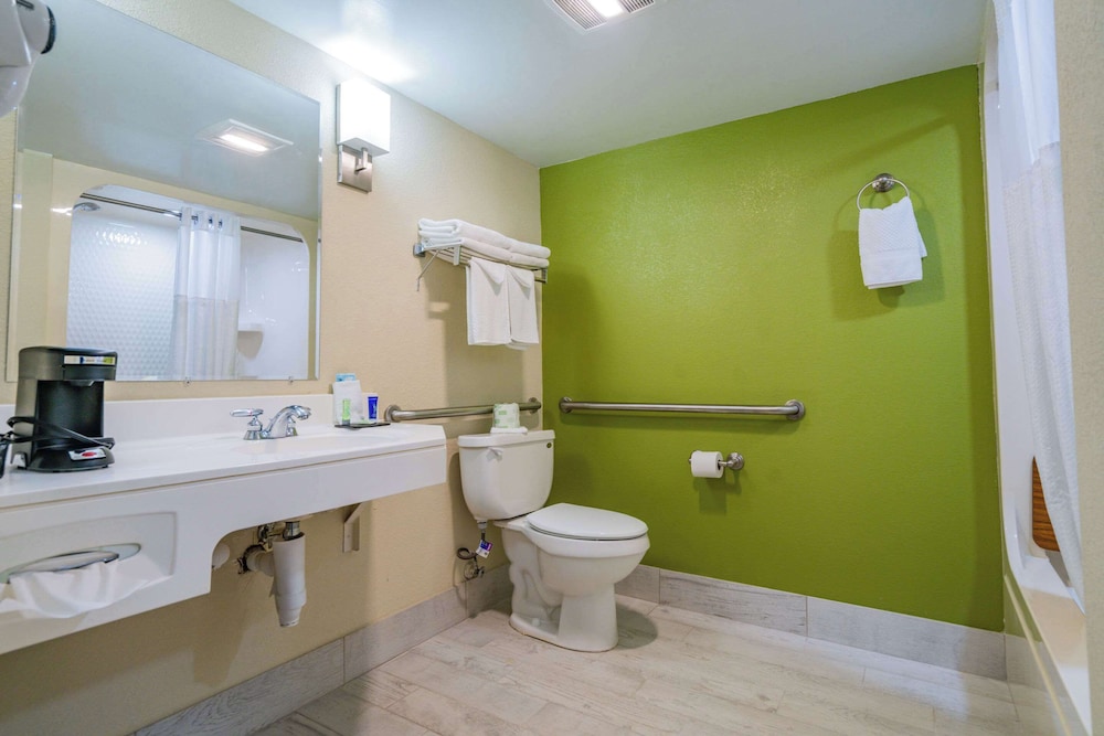 Room, 1 Queen Bed, Accessible, Non Smoking (Roll-In Shower) - Photo 3