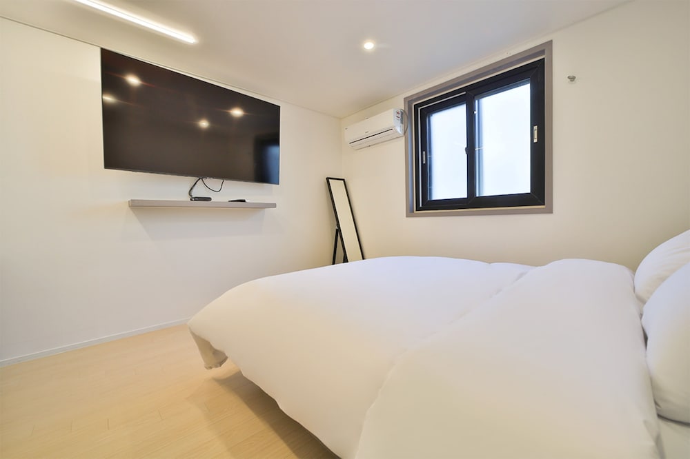 Premier Suite - Two Samsung 70" Smart TVs Included - Photo 9