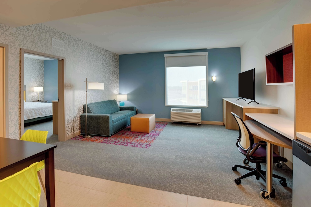 Suite, 1 King Bed, Accessible, Bathtub - Photo 1