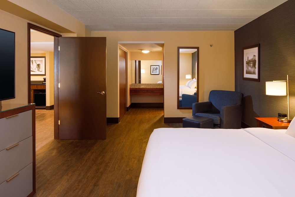 Suite, 1 King Bed, Non Smoking (2 Bedrooms) - Photo 10