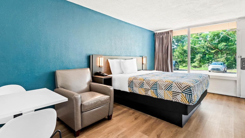 Standard Room, 1 King Bed, Non Smoking - Photo 1