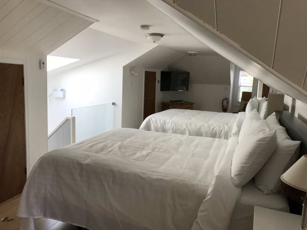 Suite, 2 Queen Beds, Ensuite (Loft) photo 2