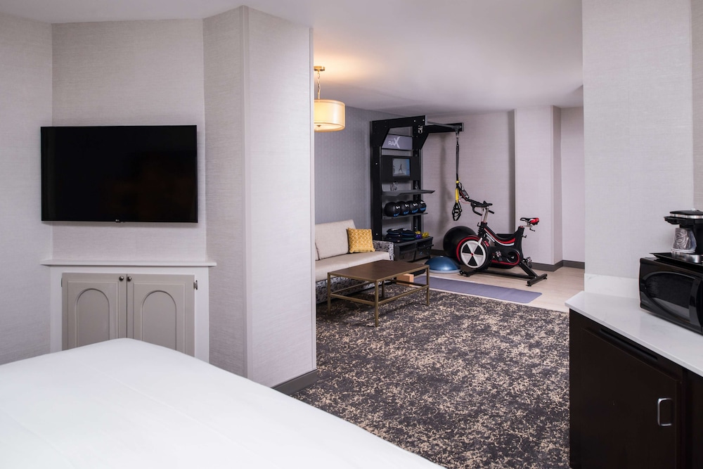 Suite, 1 King Bed w/Personal Fitness Studio - Photo 2