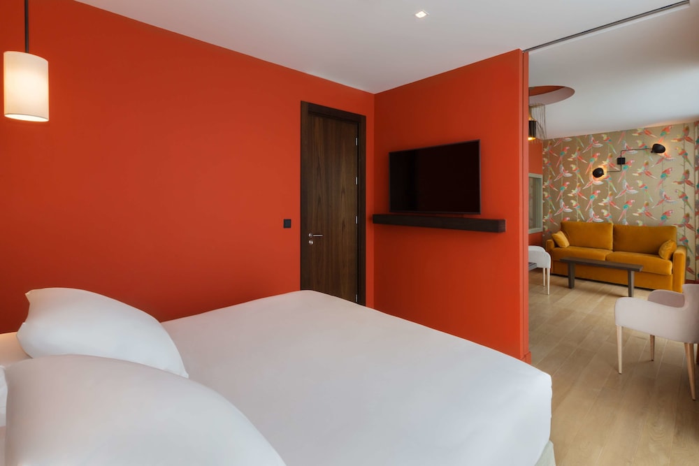 Suite, 1 King Bed, Non Smoking, Jetted Tub (Prestige) photo 1