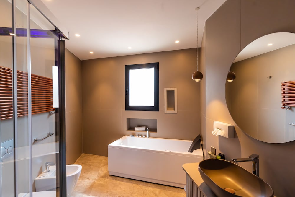 Junior Studio Suite, 1 King Bed with Sofa bed, Jetted Tub