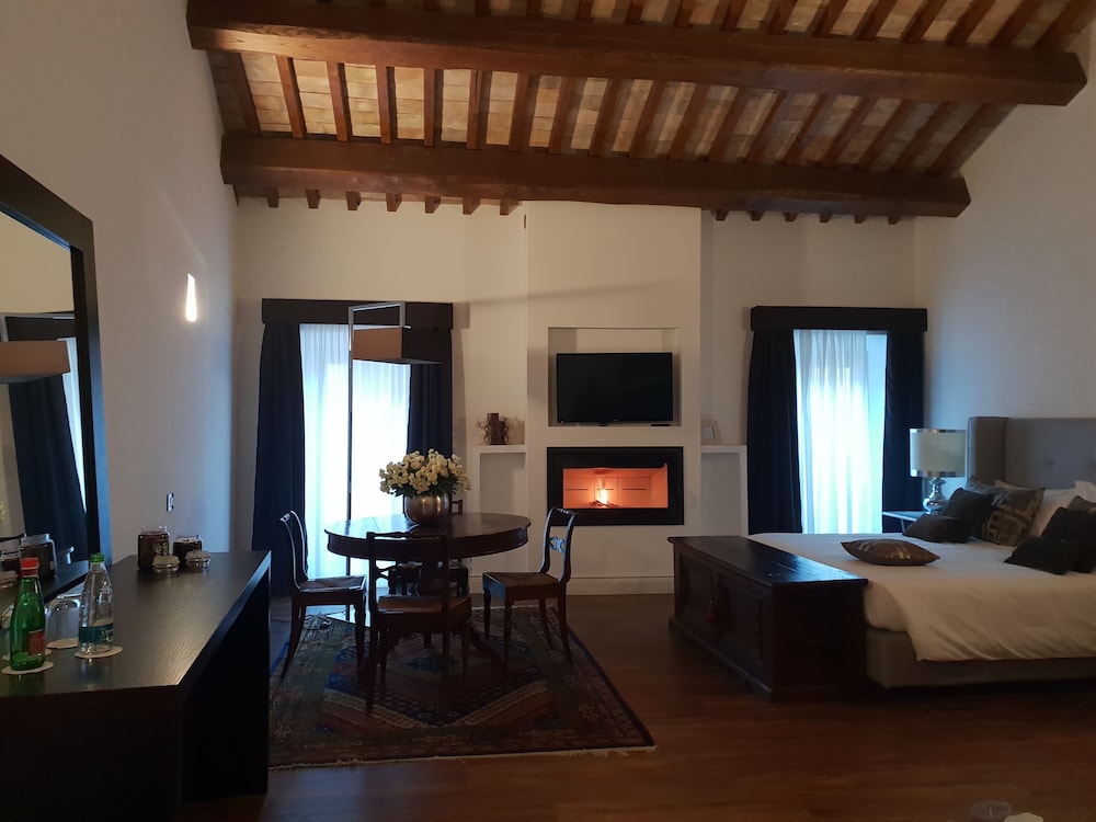 Luxury Room, 1 King Bed, Jetted Tub photo 2