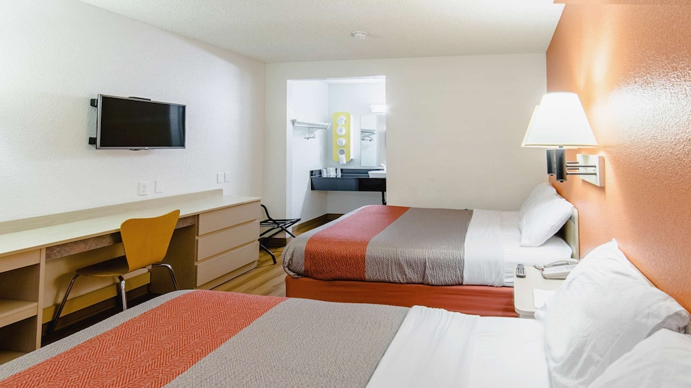 Deluxe Room, 2 Queen Beds, Non Smoking, Refrigerator photo 1